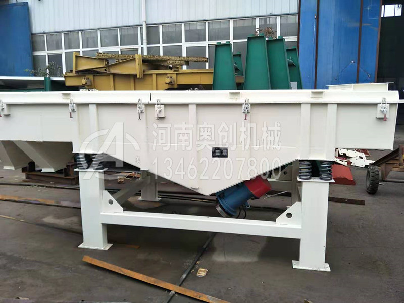 安裝煅燒焦粉除雜分級(jí)直線篩選機(jī)前要準(zhǔn)備的事項(xiàng)