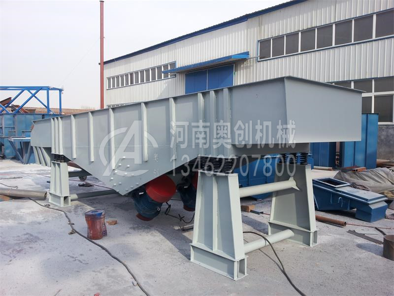 振動篩考慮的是篩網(wǎng)目數(shù)選擇問題,網(wǎng)孔過小造成物料不能順利的透網(wǎng)